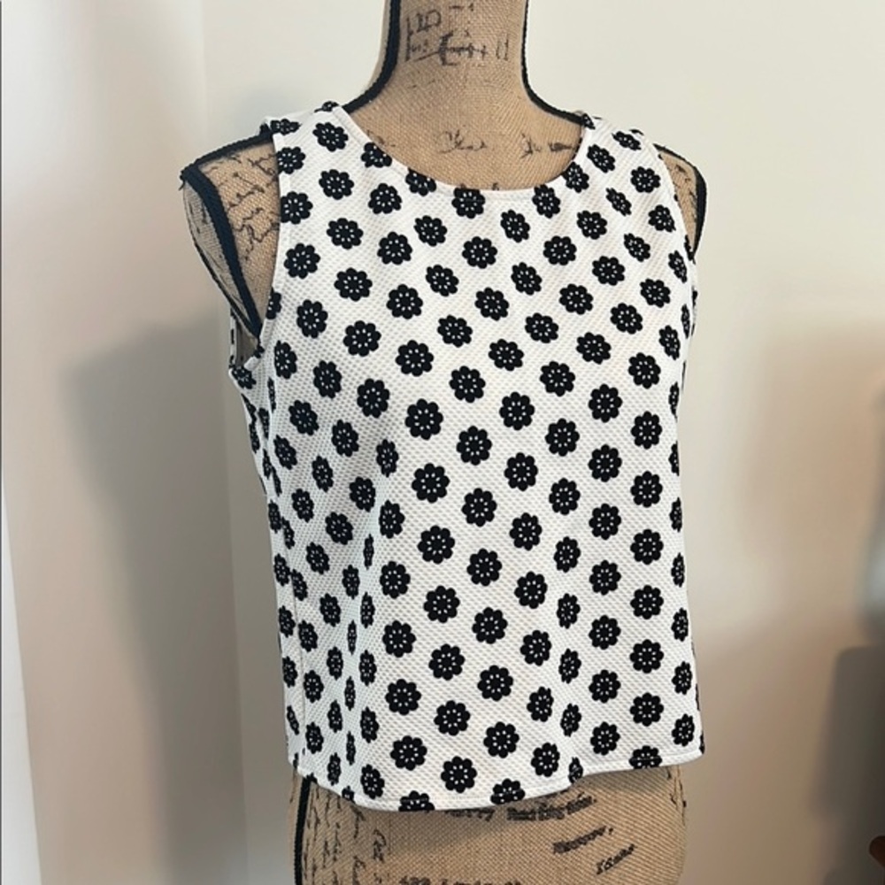 Sugarhill Black & White Daisy Print Sleeveless Top | Women’s Size 6 PTP 18”